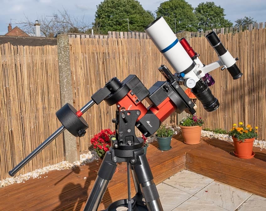 iOptron CEM40, a computerized equatorial mount known for its innovative center-balanced design. This feature allows for a high weight capacity (up to 40 lbs) despite its lightweight construction (around 15 lbs).