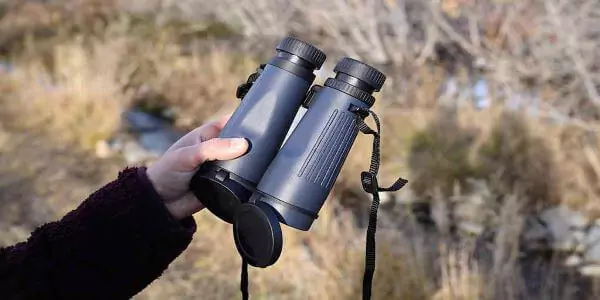 A man picked a bushnell h2o 10x42 binoculars in his hand