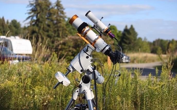 Sky-Watcher HEQ5 Pro SynScan, a computerized equatorial mount known for its good payload capacity (up to 30 lbs) and accurate GoTo functionality.